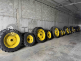 Тесни, тънки джанти с гуми за трактори John Deere